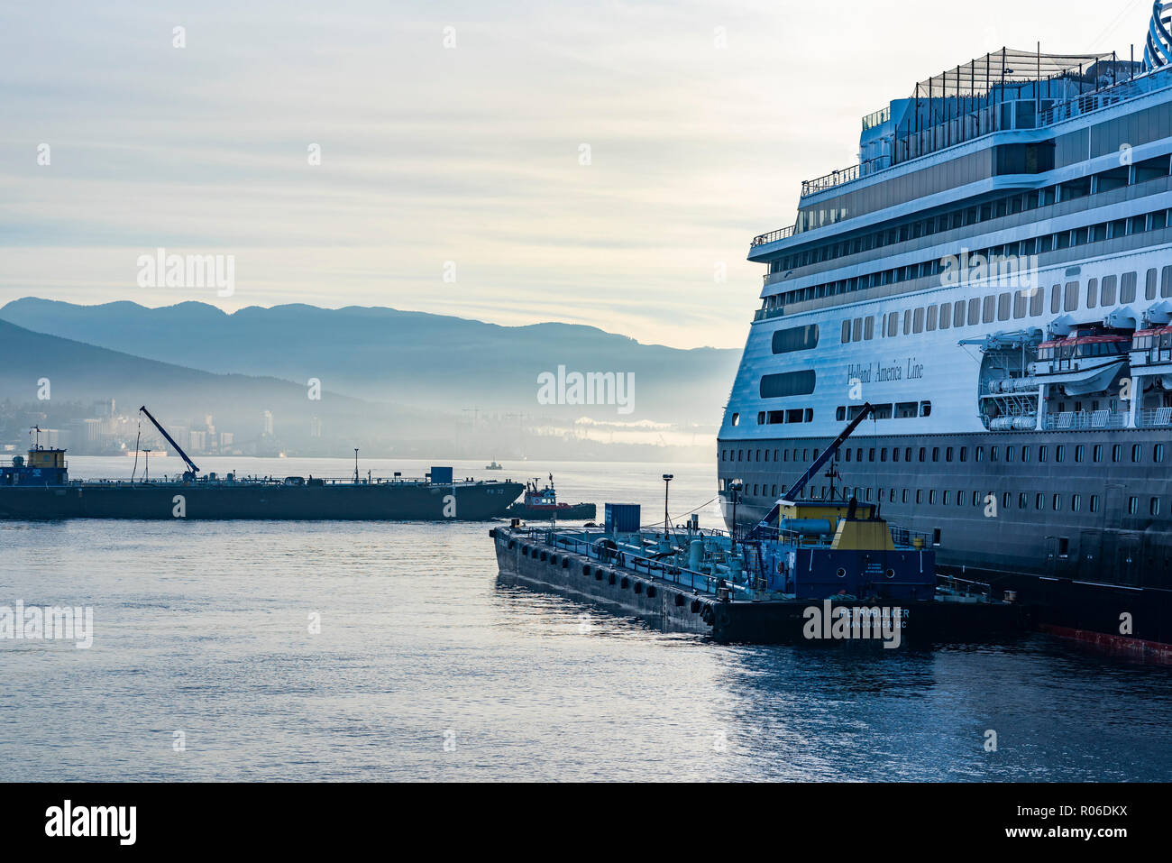 Holland America Line nave da crociera essendo rifornito di combustibile in corrispondenza del terminale a Vancouver, British Columbia, Canada Foto Stock