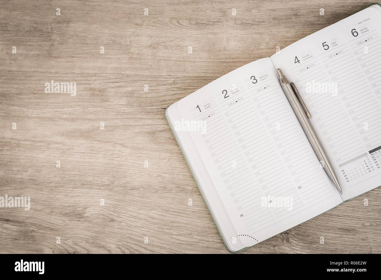 Blank notebook con penna e smartphone sul tavolo di legno, la concezione di business Foto Stock