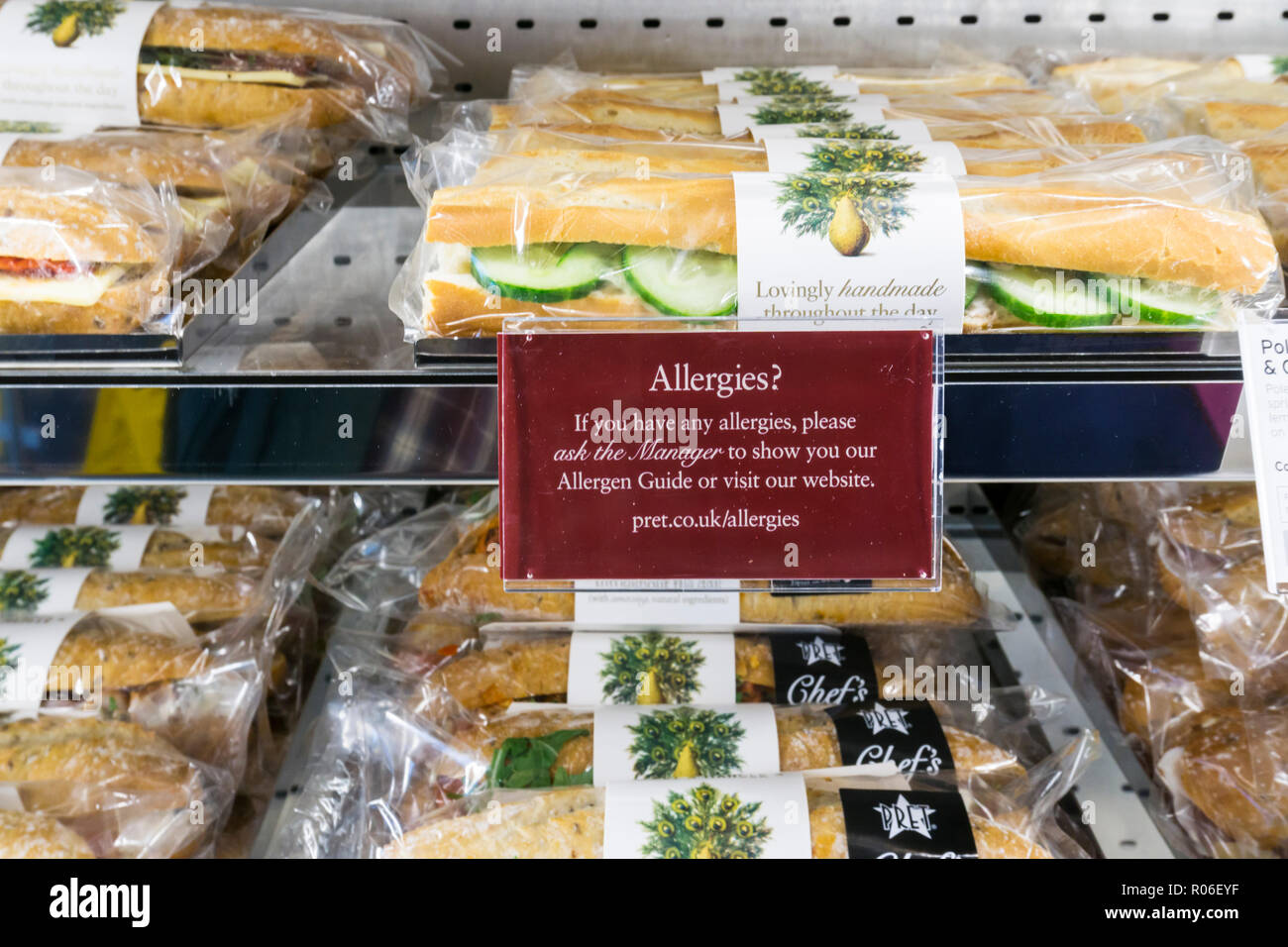 Un allergia etichetta consigli sugli scaffali di panini o baguette in una diramazione di Pret a Manger. Foto Stock