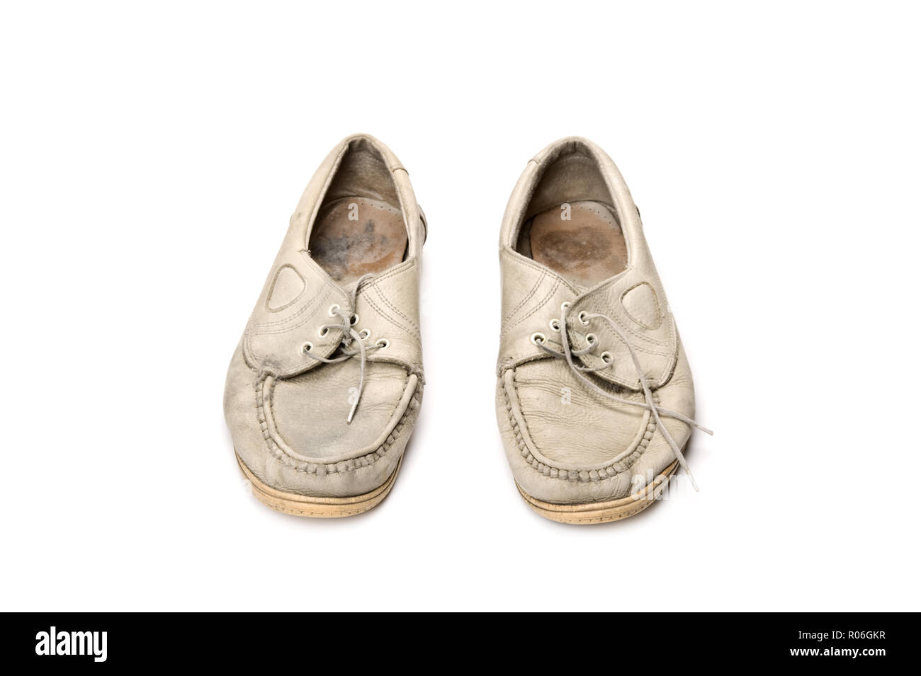Un pari di vecchie scarpe per camminare su sfondo bianco. Foto Stock