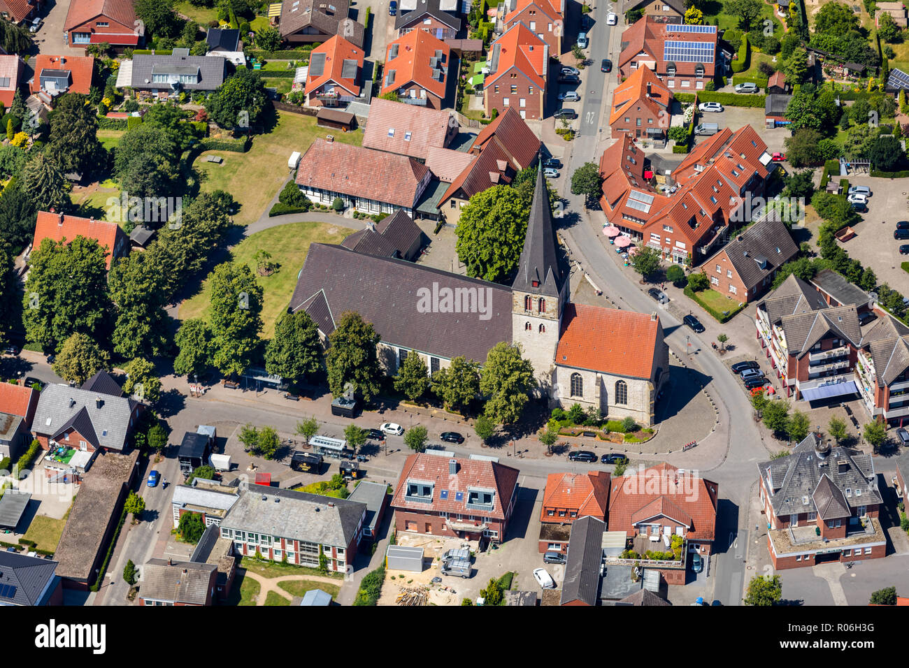 Vista aerea, chiesa cattolica San Ambrosius Ostbevern, Bahnhofstrasse, angolo via principale, Münsterland, Renania settentrionale-Vestfalia, Germania, Europa Ostbeve Foto Stock