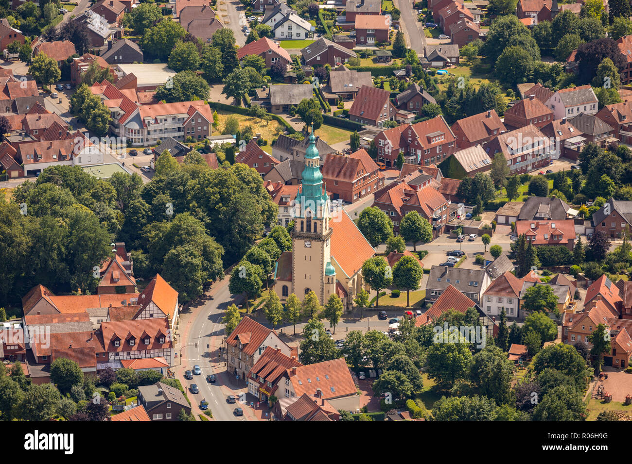 Vista aerea, rappresentante a tre navate sala cattolica chiesa di San Johannes, Lappenbrink, angolo-Galen-Strasse, Sassenberg, Münsterland, Renania settentrionale-W Foto Stock