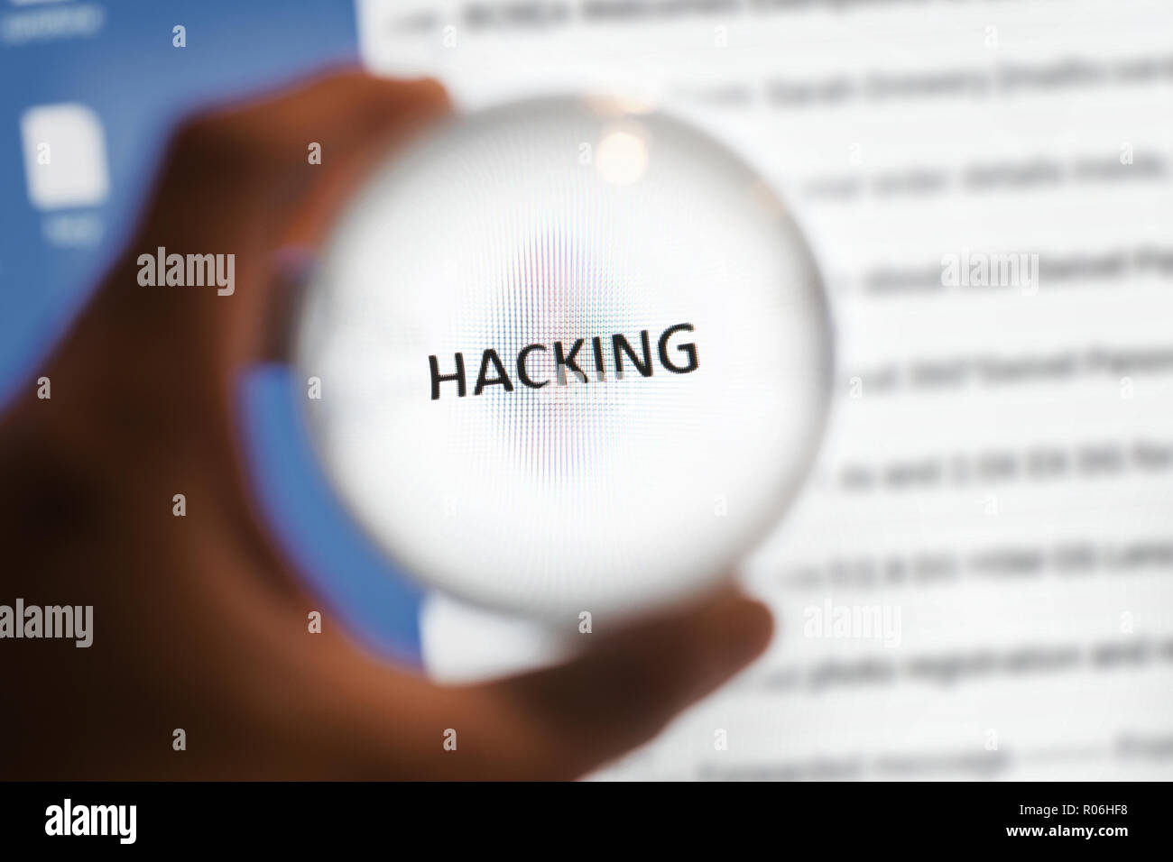 Sfera di cristallo di ingrandire lo schermo del computer hacking word, il concetto di sicurezza. Foto Stock