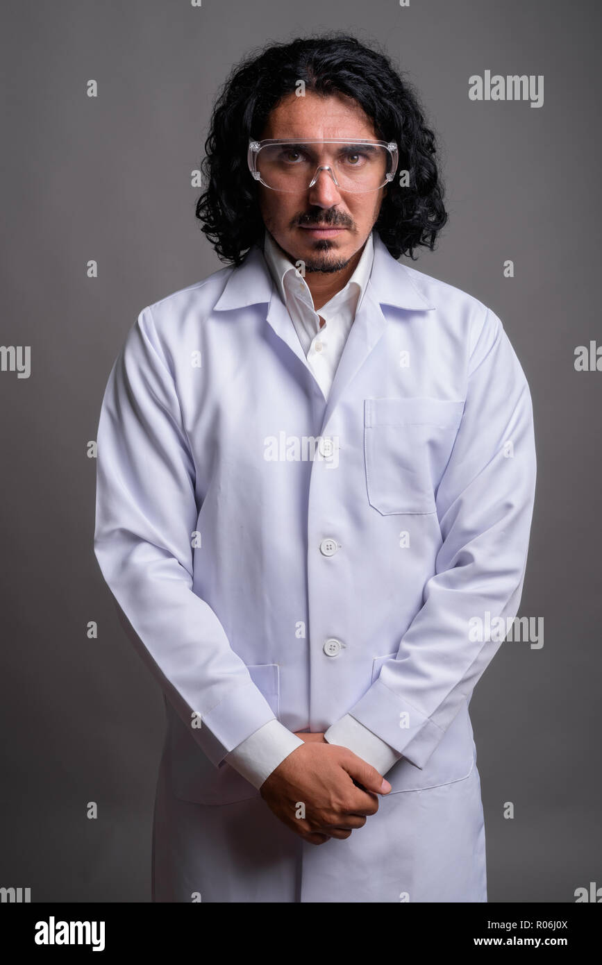 Scienziato medico uomo con i baffi che indossa gli occhiali di protezione Foto Stock