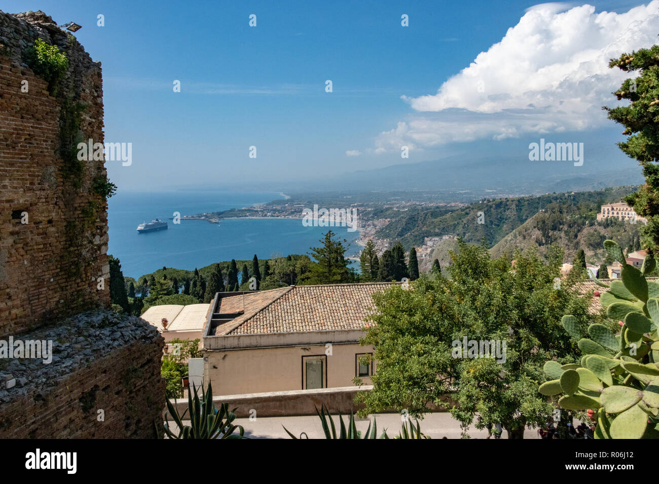 Vista dall'Anfiteatro romano di Taormina, Sicilia Foto Stock