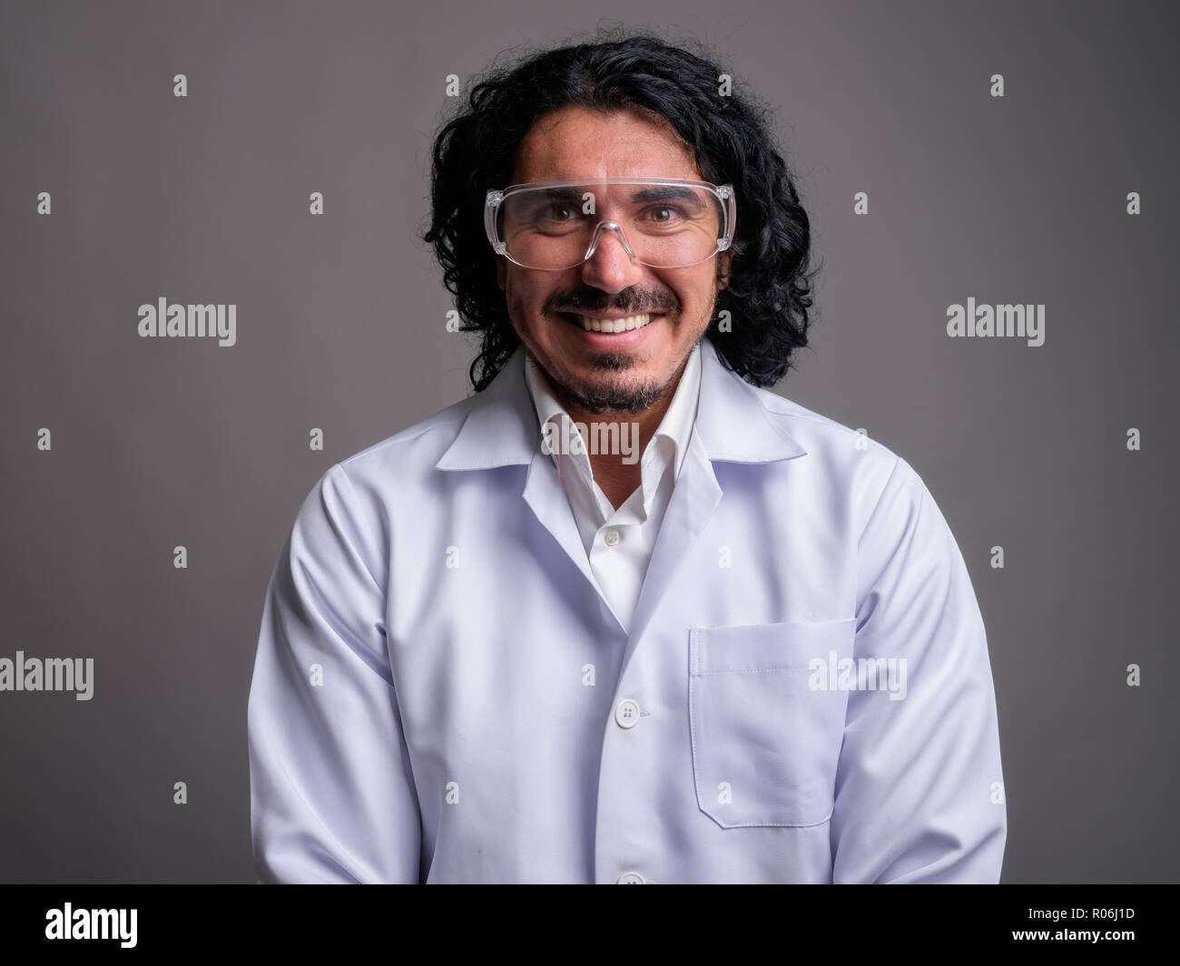 Scienziato medico uomo con i baffi che indossa gli occhiali di protezione Foto Stock
