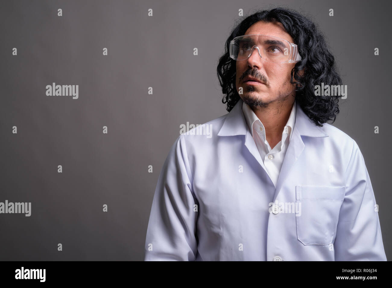 Scienziato medico uomo con i baffi che indossa gli occhiali di protezione Foto Stock
