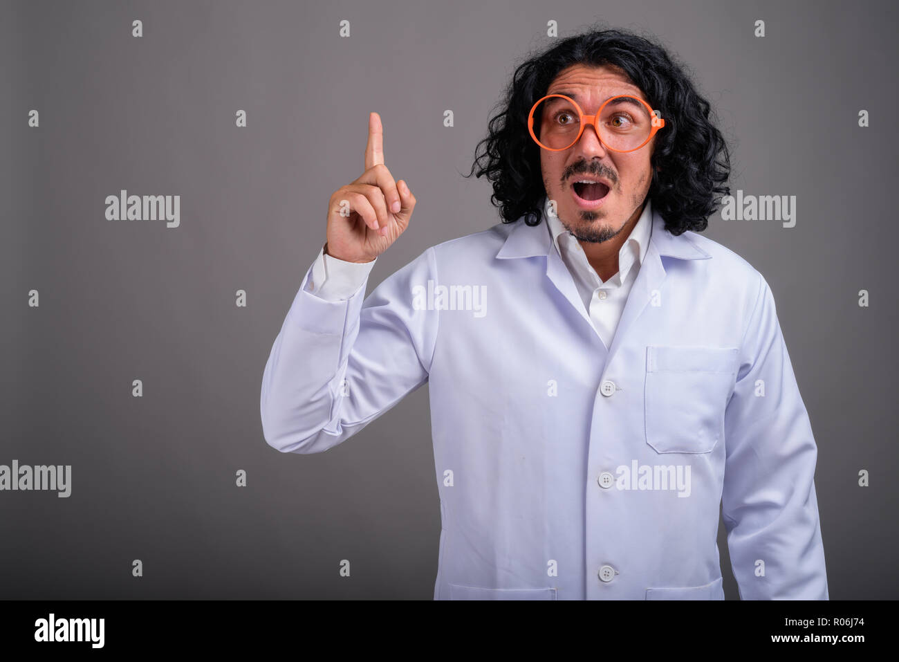 Scienziato medico uomo con i baffi indossando occhiali di grandi dimensioni Foto Stock