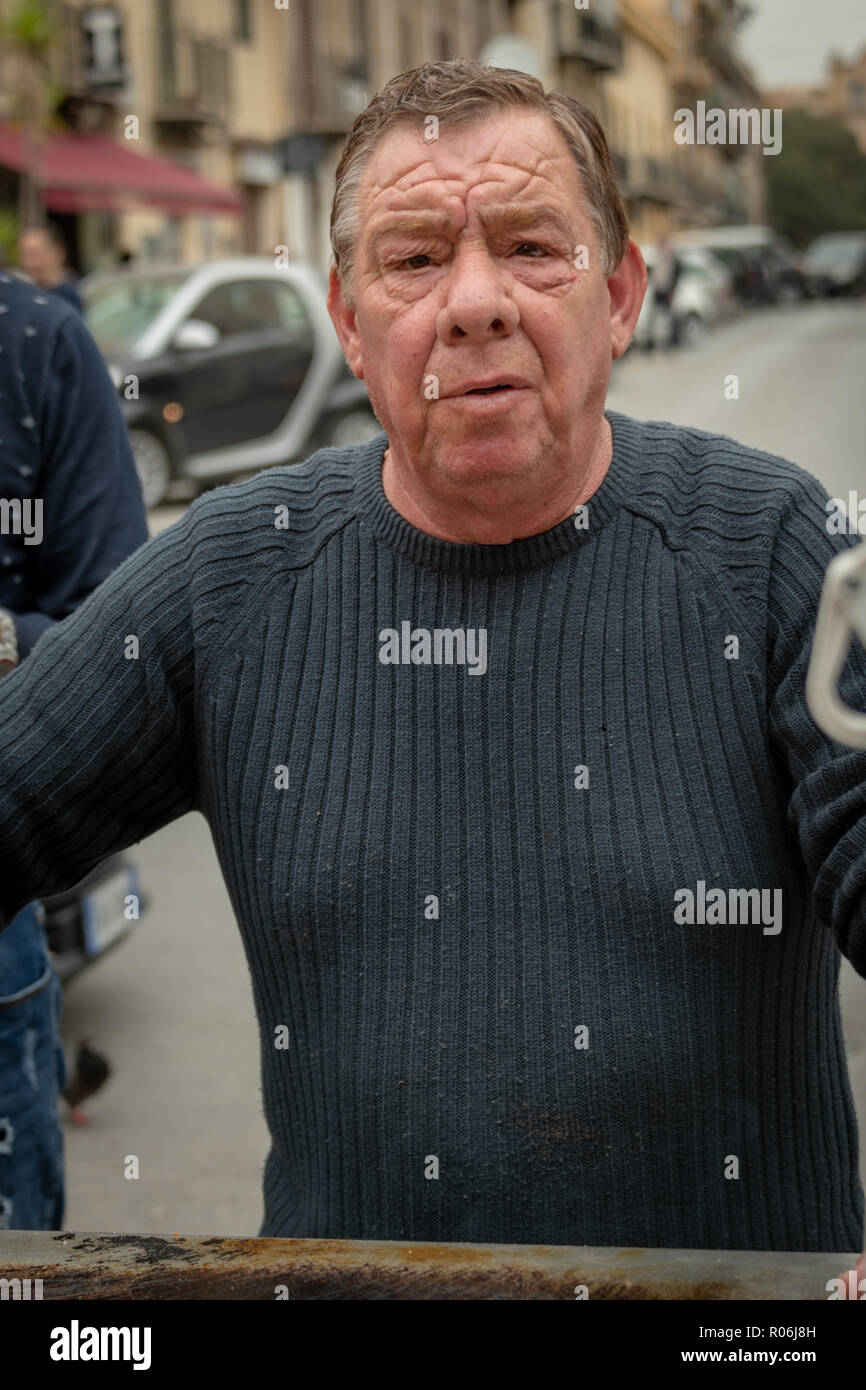 Venditore ambulante a Capo mercato, Palermo, Sicilia Foto Stock