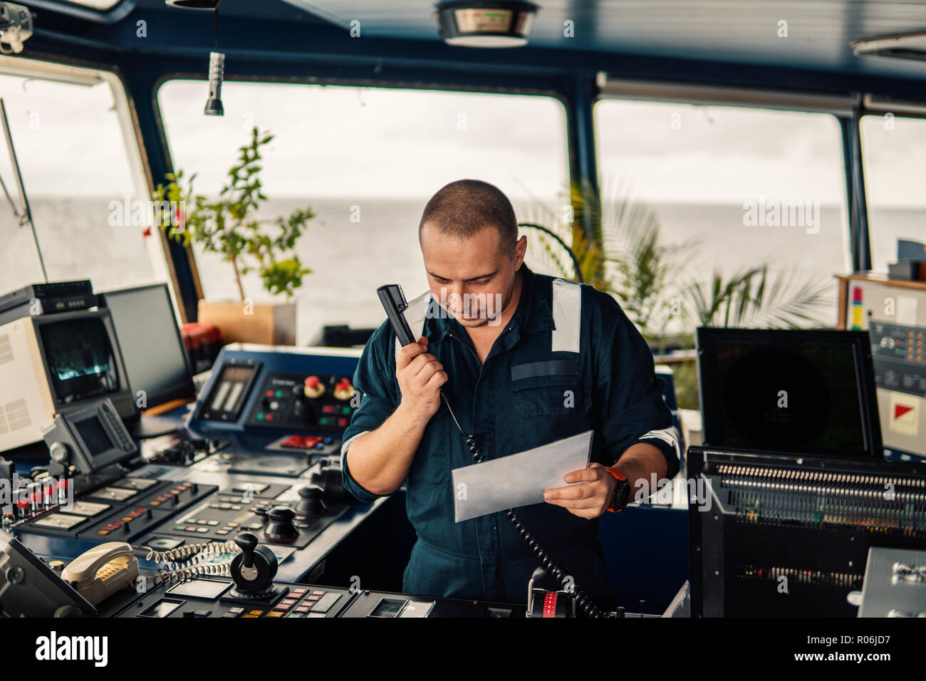 Marine Navigational officer è segnalato da una radio VHF Foto Stock