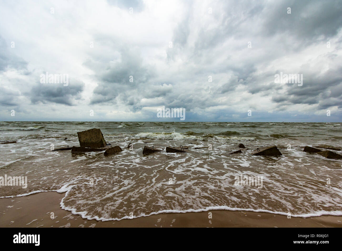 Mar Baltico con le pietre sulla spiaggia Foto Stock