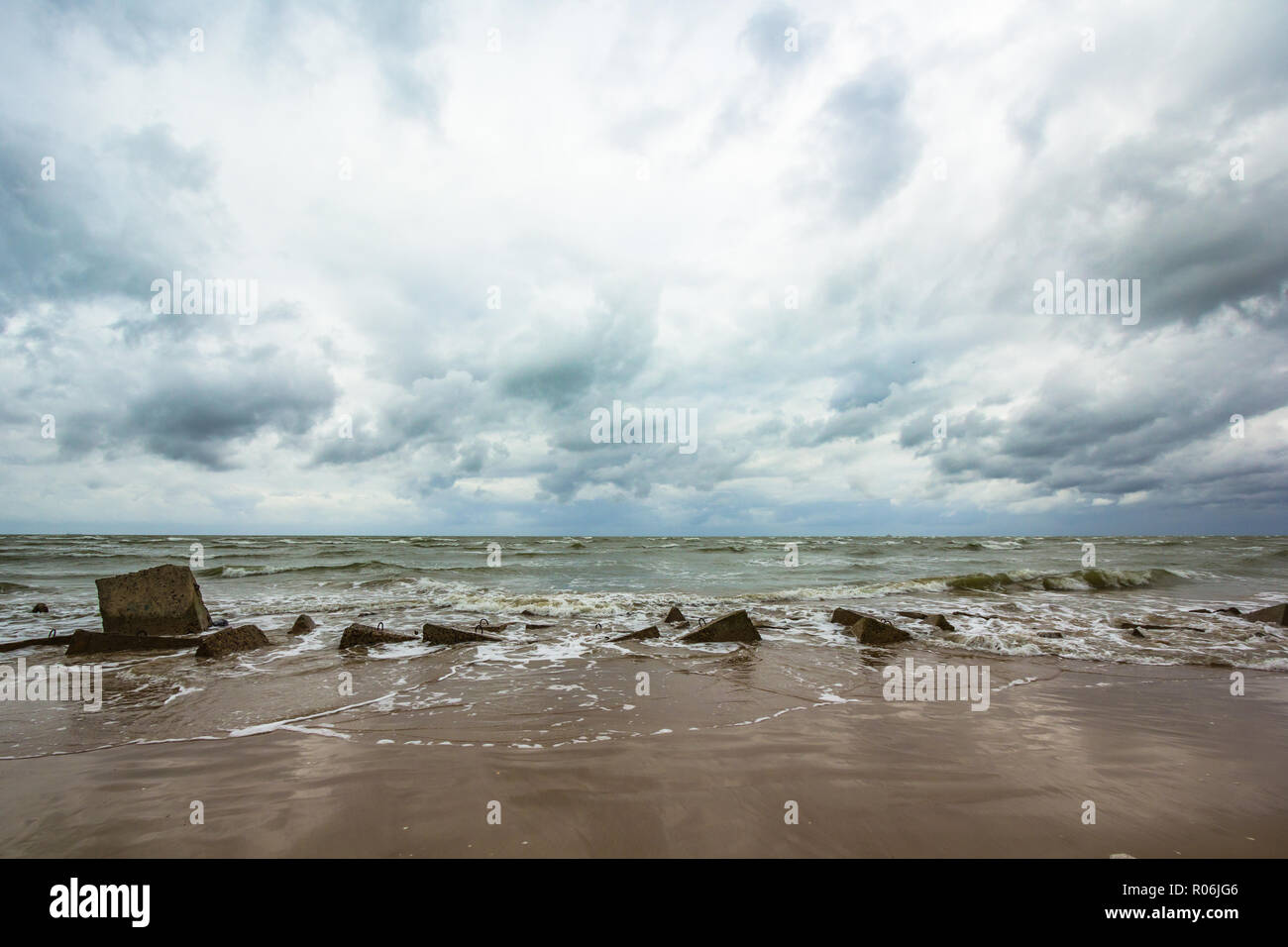 Mar Baltico con le pietre sulla spiaggia Foto Stock