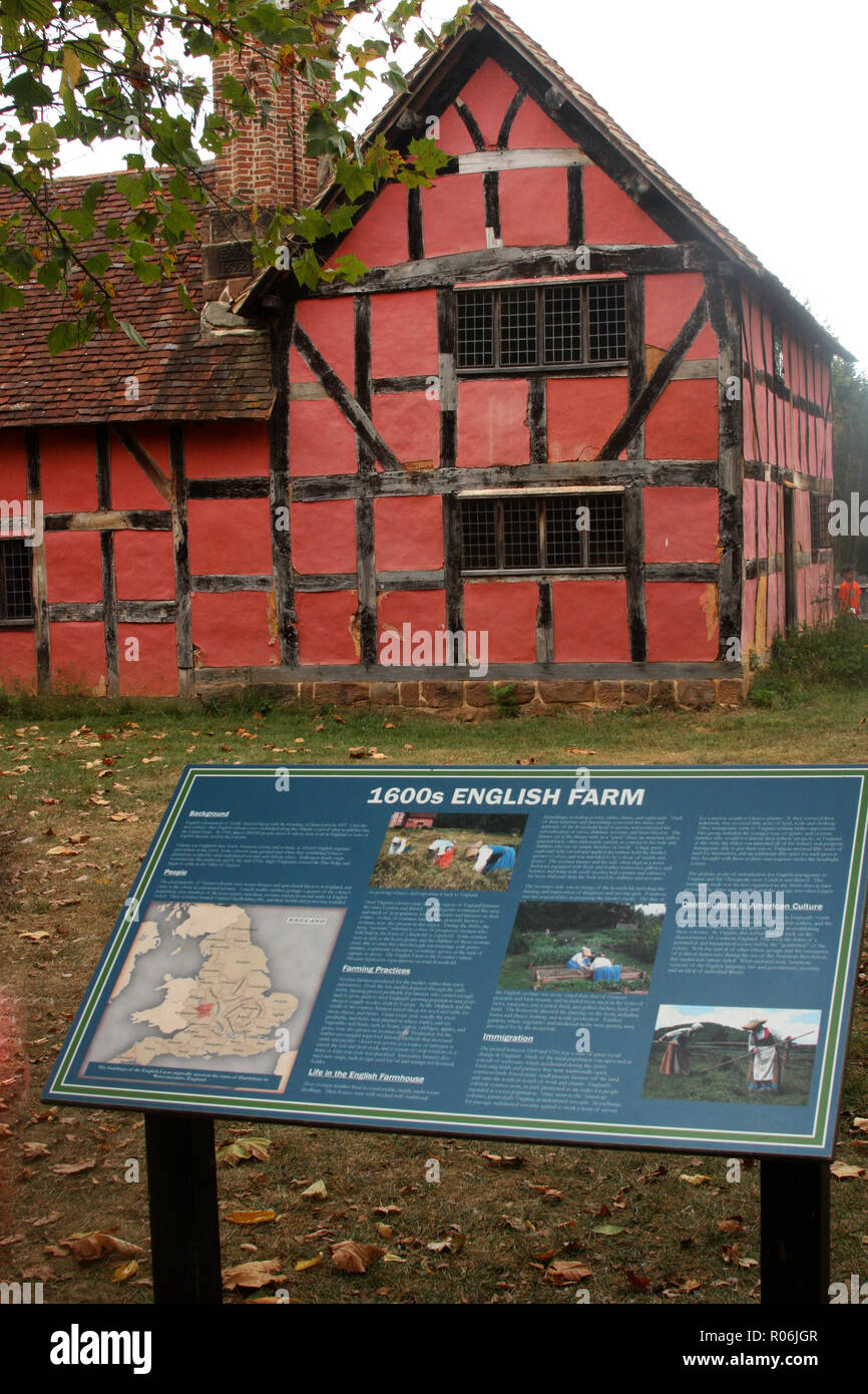 Vecchia casa inglese del 17 ° secolo esposta al Frontier Culture Museum a Staunton, VA, Stati Uniti Foto Stock