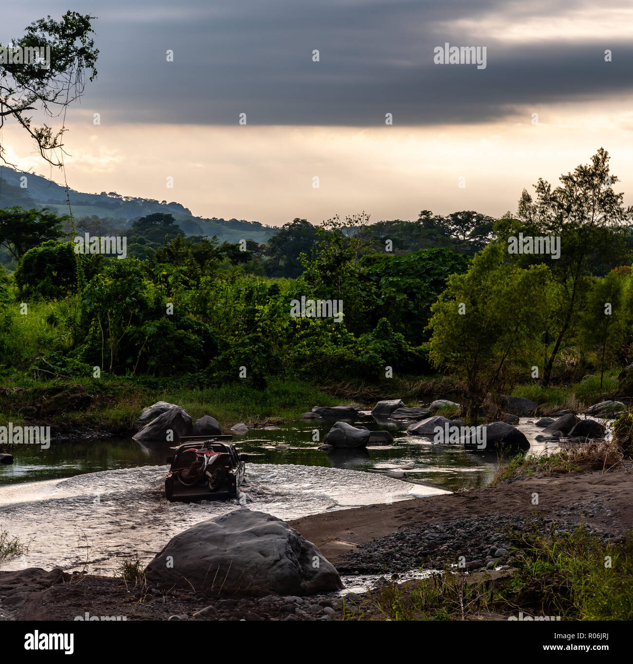 La guida di automezzi pesanti attraverso il fiume guatemalteca Foto Stock