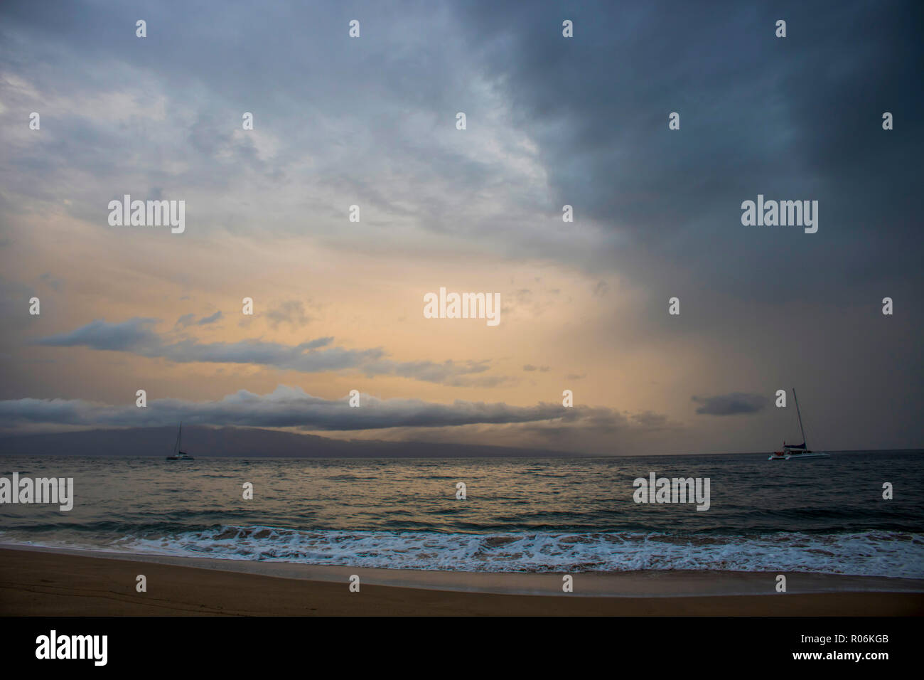 Sunset Seascape sotto il cielo nuvoloso con luce riflettendo sulla superficie del mare come uragano tempesta si avvicina a isola Foto Stock