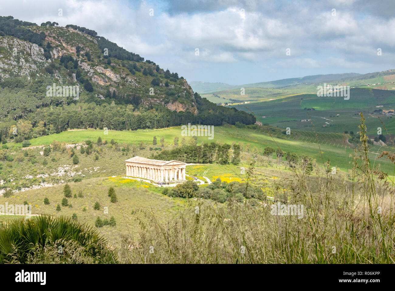 Vista del tempio dorico e la campagna circostante, Segesta, Sicilia, Italia Foto Stock