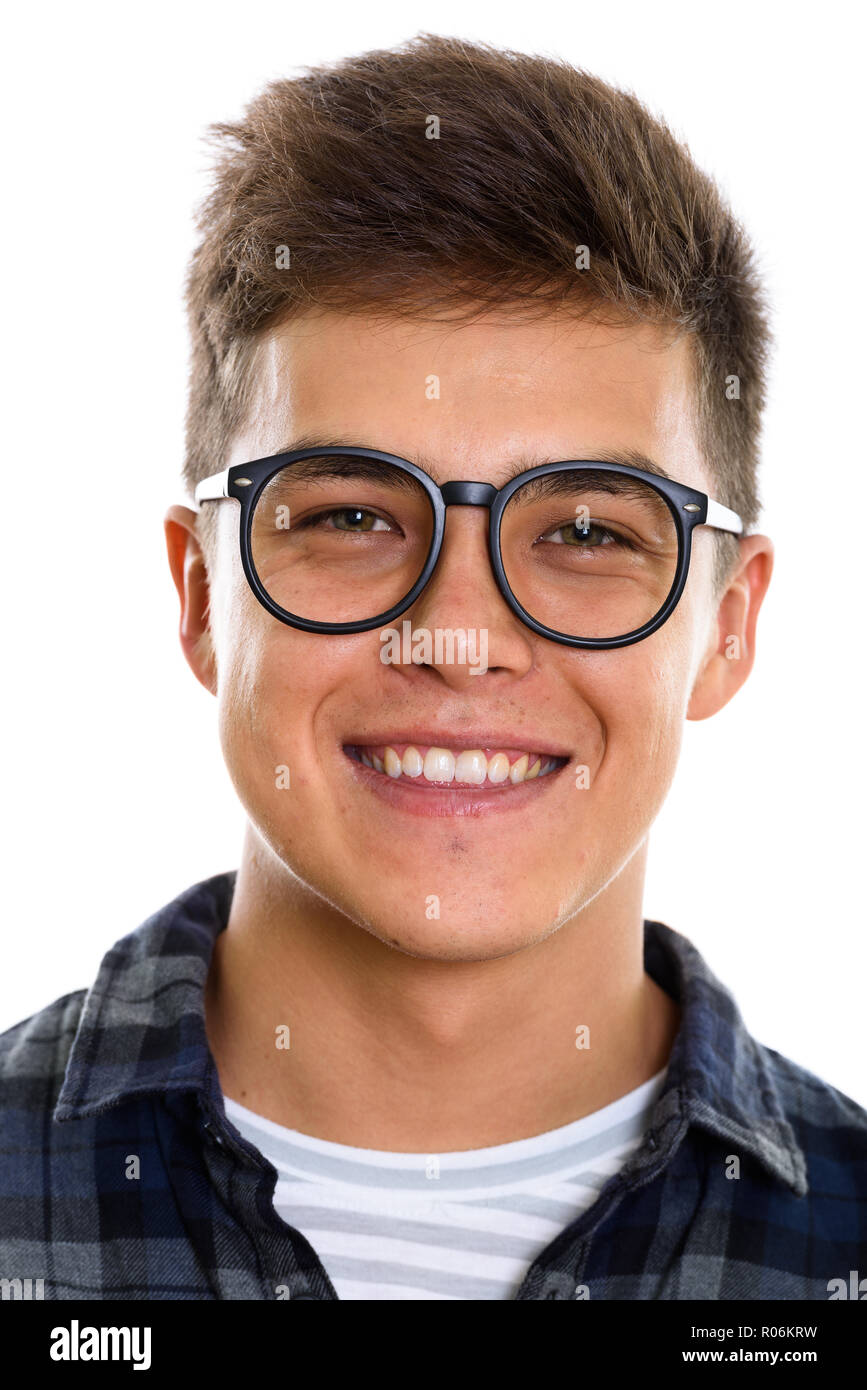 Volto del giovane uomo felice sorridente con occhiali Foto Stock