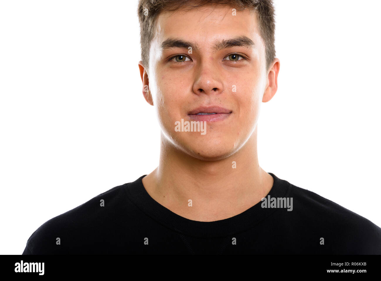 Chiusura del giovane uomo bello guardare la fotocamera Foto Stock