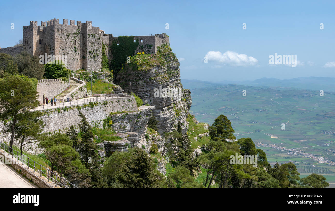Vista panoramica sul castello di fortificazioni, Erice, in Sicilia, Italia Foto Stock