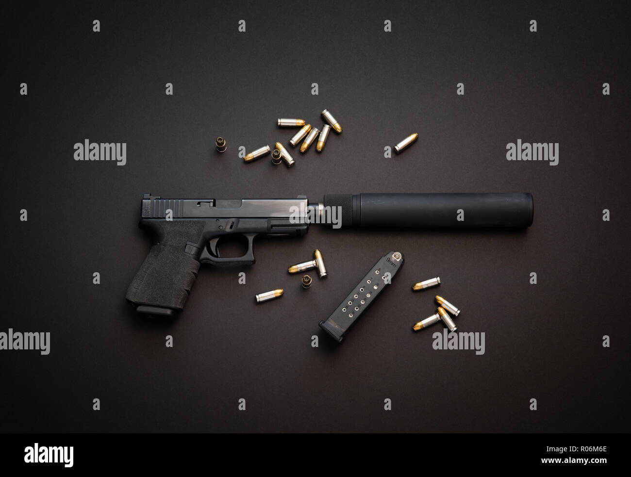 Pistola semiautomatica con silenziatore e vivere le munizioni. Foto Stock