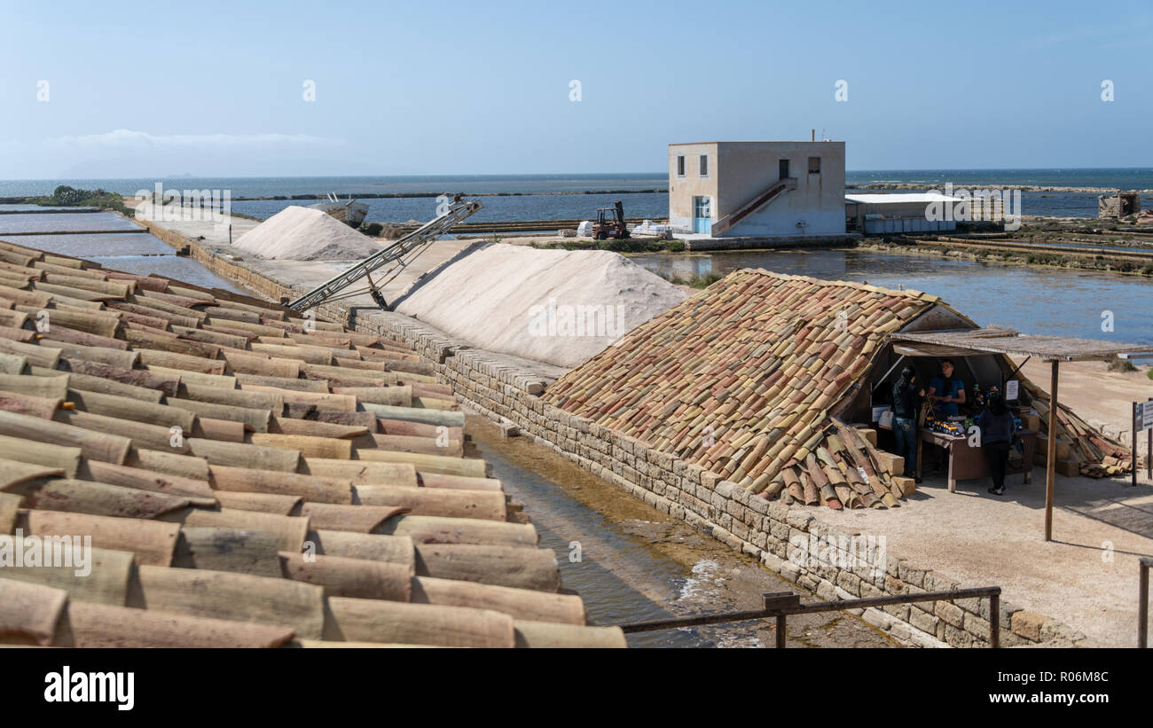 Pile di sale presso il Museo del Sale, Trapani, Sicilia, Italia Foto Stock