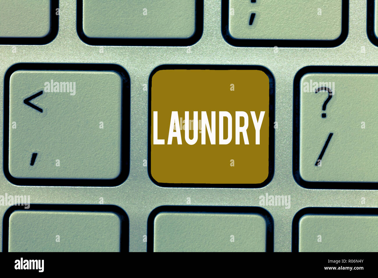 La scrittura della nota mostra servizio lavanderia. Business photo vetrina per camera per la pulizia di macchine per il lavaggio di indumenti di tessuti devono essere lavati. Foto Stock