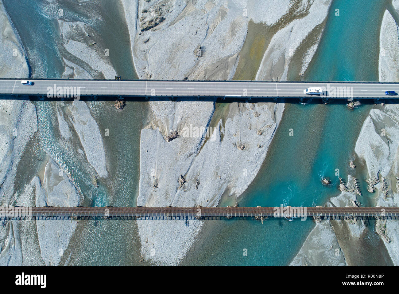 Su strada e su rotaia ponti sul fiume Rakaia, Rakaia, metà Canterbury, South Island, in Nuova Zelanda - aerial Foto Stock