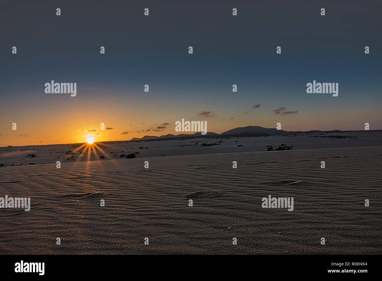 Bel Tramonto sulle dune di sabbia nel Parco Naturale di Corralejo.Fuerteventura,Las-Palmas,Canary-Islands. Foto Stock