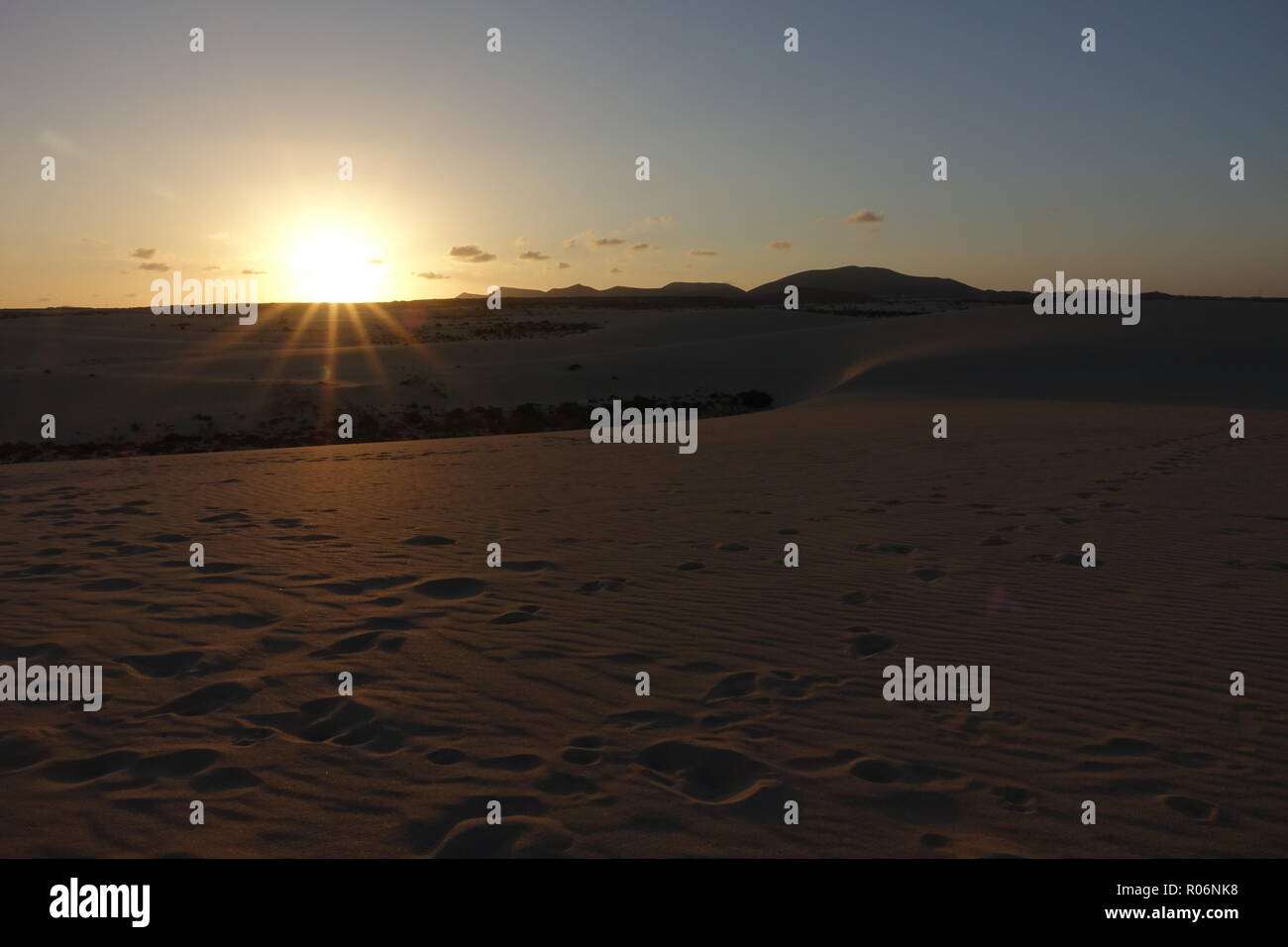 Bel Tramonto sulle dune di sabbia nel Parco Naturale di Corralejo.Fuerteventura,Las-Palmas,Canary-Islands. Foto Stock