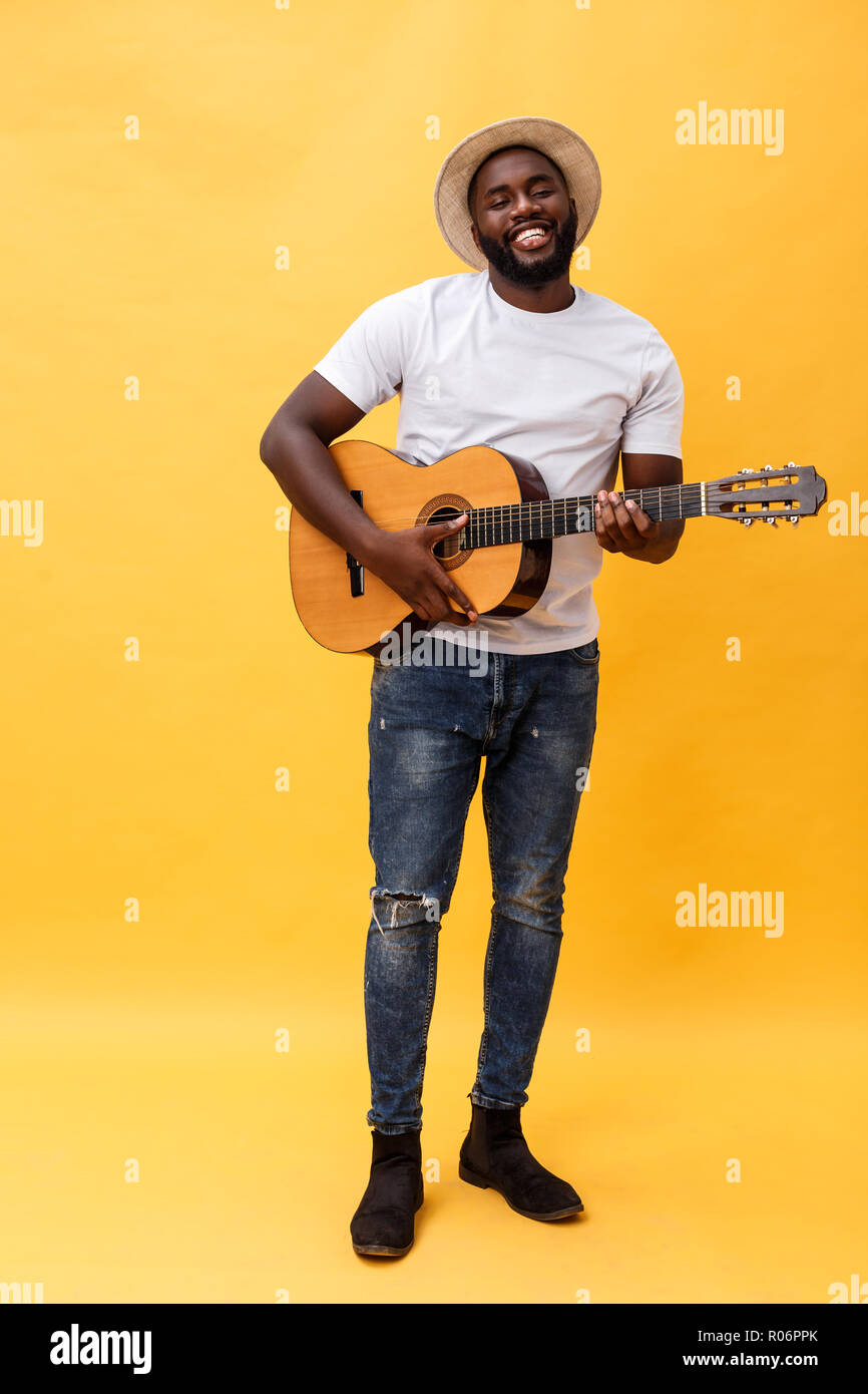 A lunghezza piena di foto artistiche eccitato l uomo a suonare la chitarra.  Isolato su sfondo giallo Foto stock - Alamy