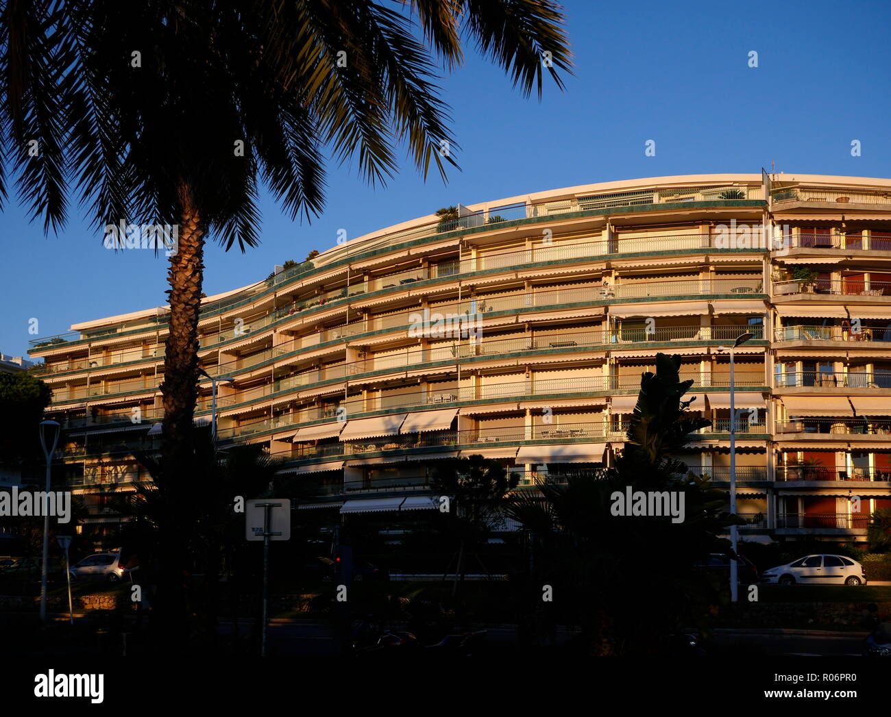 AJAXNETPHOTO. 2018. CANNES, Francia. - Appartamenti Residenziali - SUD E INGRESSO FACCIATA DELLA Saint James blocco di appartamenti costruito affacciato sulla Croisette nel 1960S. Foto:JONATHAN EASTLAND/AJAX REF:GX8 180910 829 Foto Stock