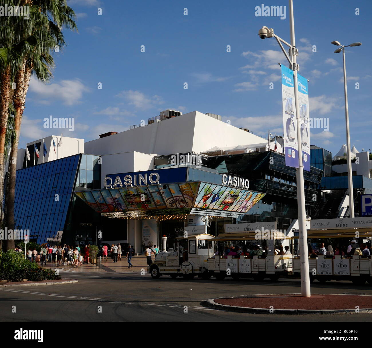 AJAXNETPHOTO. 2018. CANNES, Francia. - COTE D'Azur Resort - CASINO vicino al vecchio porto. Foto:JONATHAN EASTLAND/AJAX REF:GX8 182509 574 Foto Stock