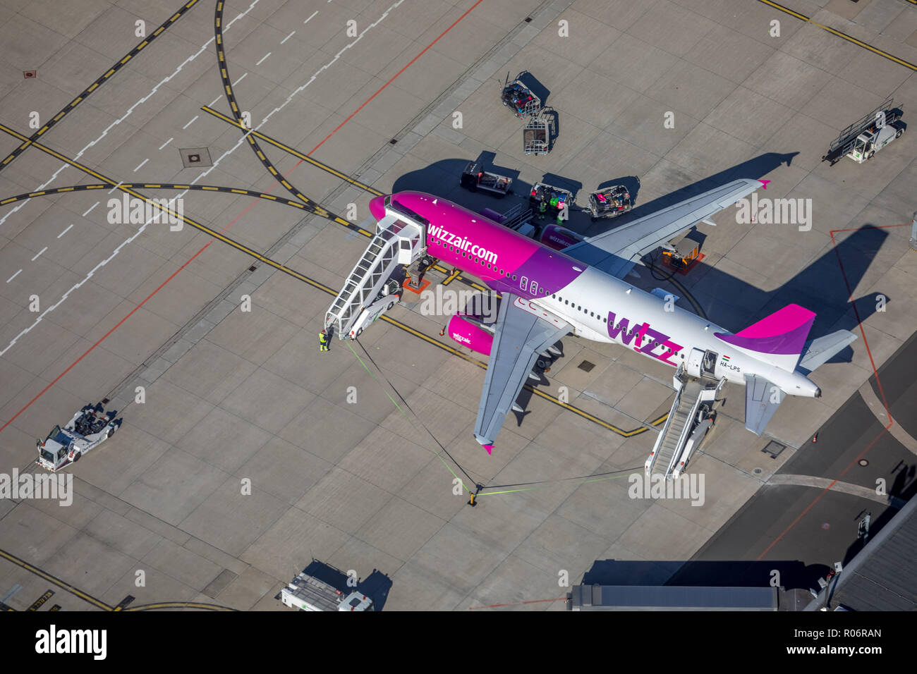 Vista aerea, WIZZ-Air travel jet in corrispondenza della posizione di caricamento, carrello portabagagli, Dortmund Aeroporto Internazionale, DTM, panoramica della pista 06 e grembiule, grembiule, Foto Stock