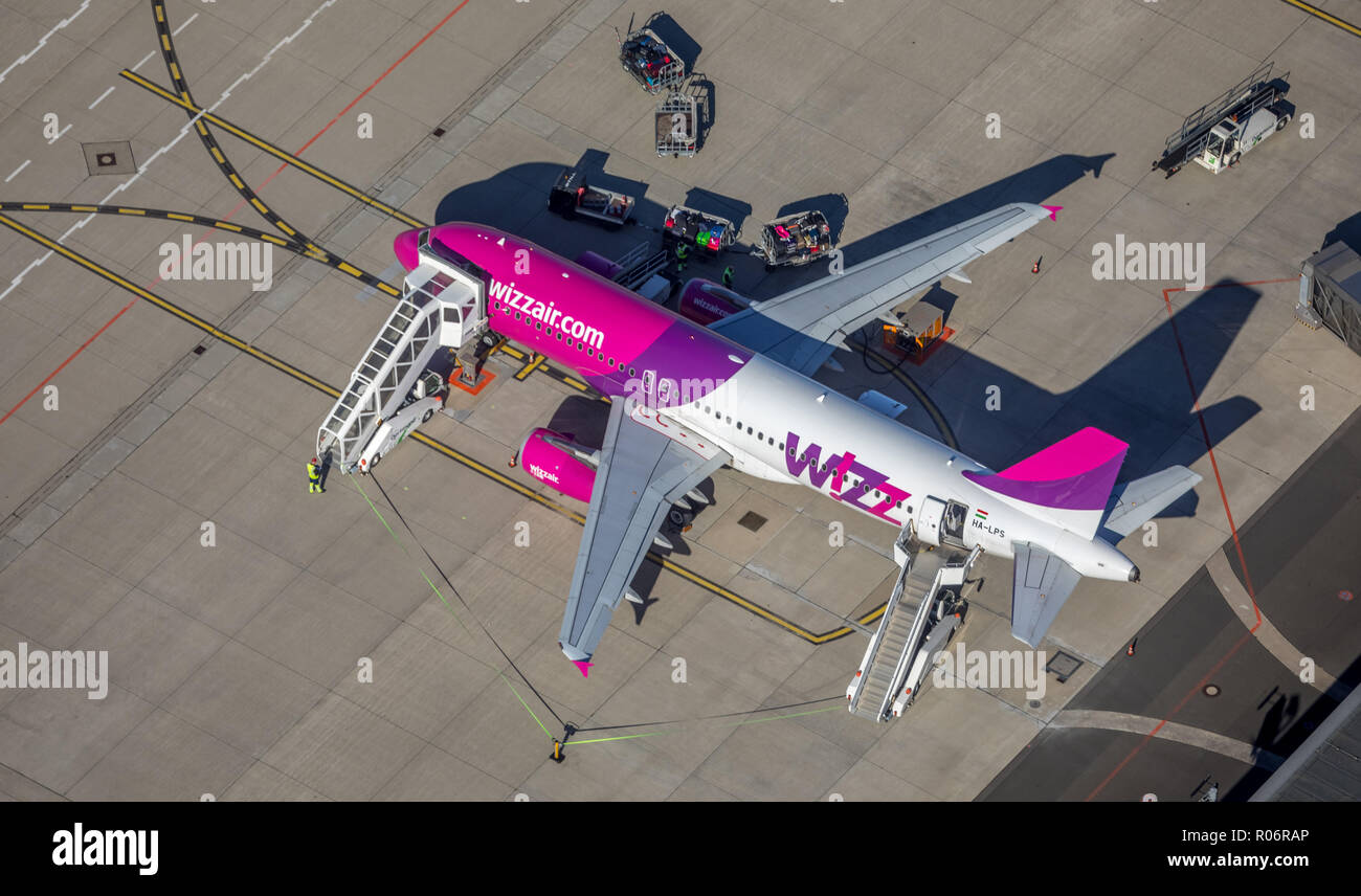 Vista aerea, WIZZ-Air travel jet in corrispondenza della posizione di caricamento, carrello portabagagli, Dortmund Aeroporto Internazionale, DTM, panoramica della pista 06 e grembiule, grembiule, Foto Stock