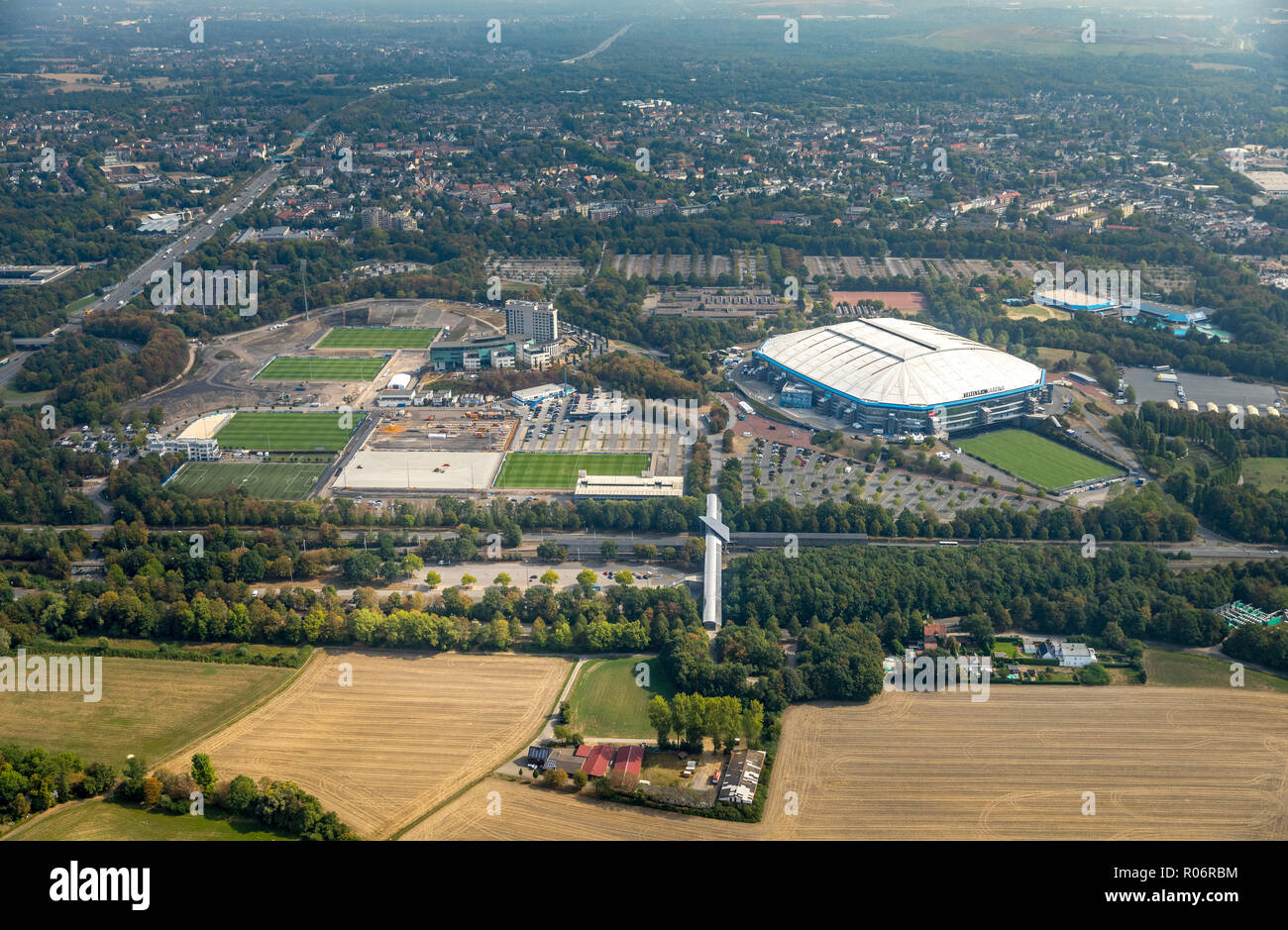 Vista aerea, nuove aree di formazione sulla Schalke area, FC Schalke 04, Veltins Arena, su Schalke, Bundesliga club, medicos.Aufschalke GmbH, convers Foto Stock