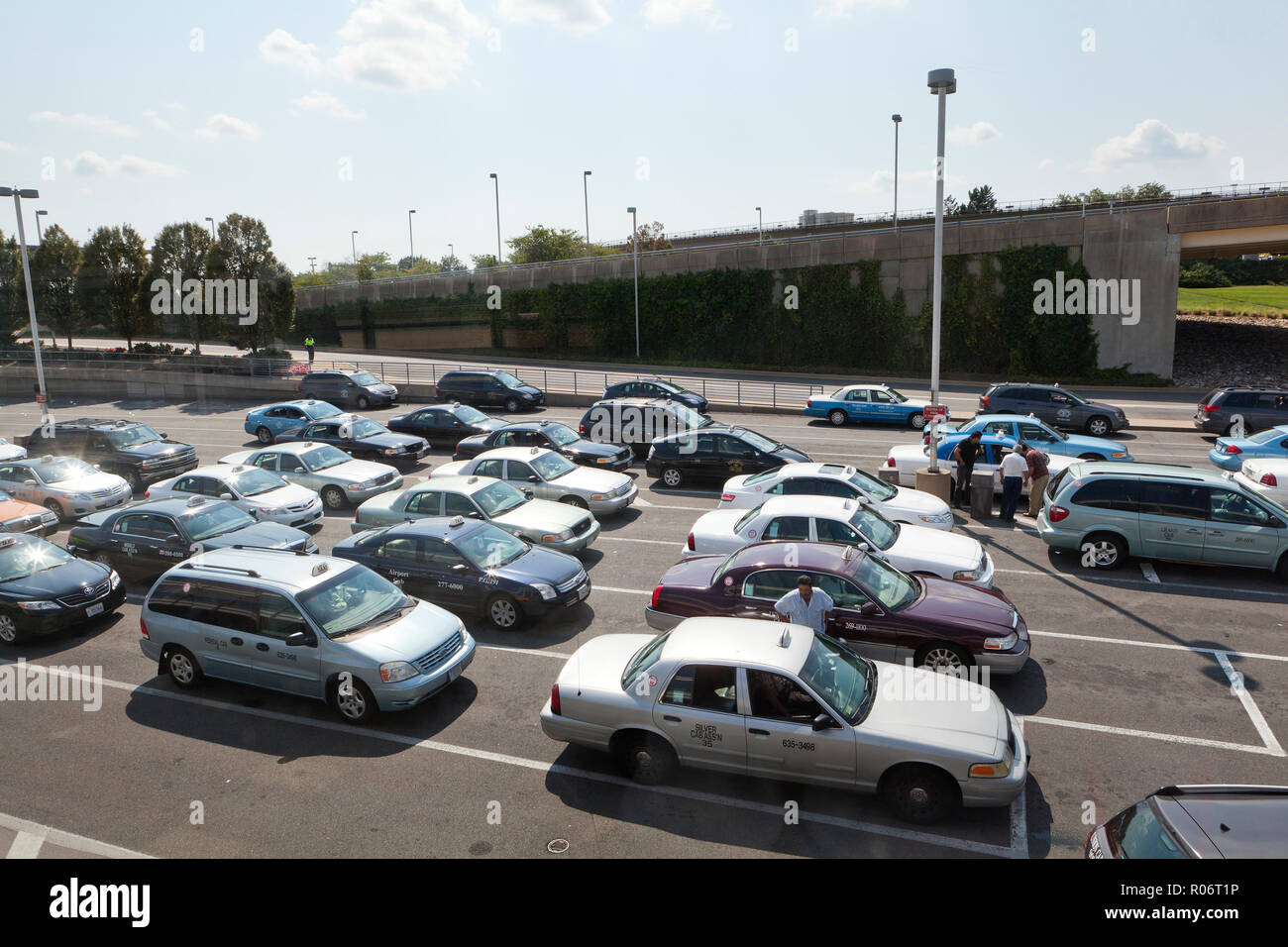 Taxi parcheggiati presso l'area d'attesa dell'aeroporto - USA Foto Stock