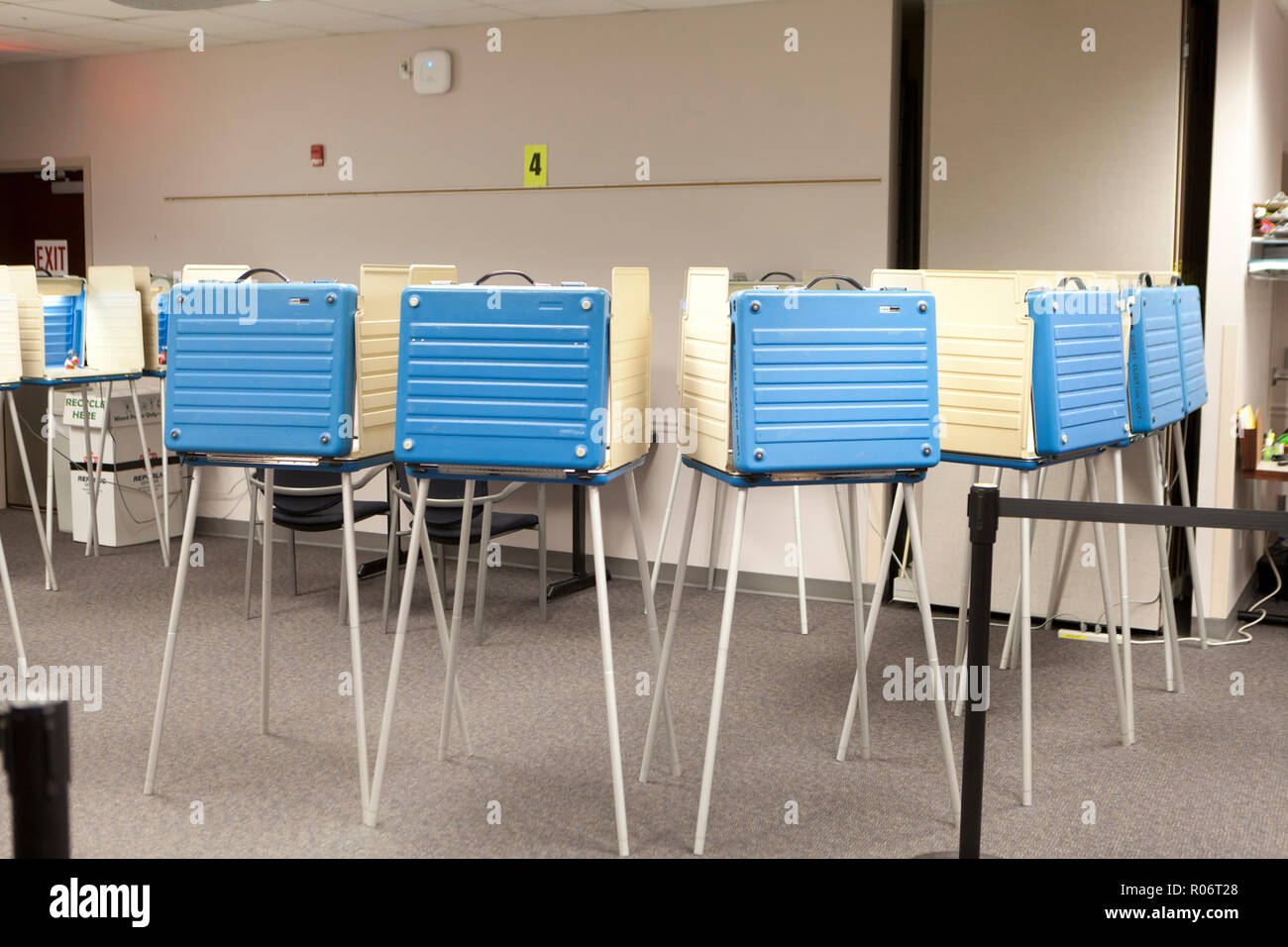 Vuoto cabine di voto durante il 2018 elezioni intermedia - Virginia, Stati Uniti d'America Foto Stock