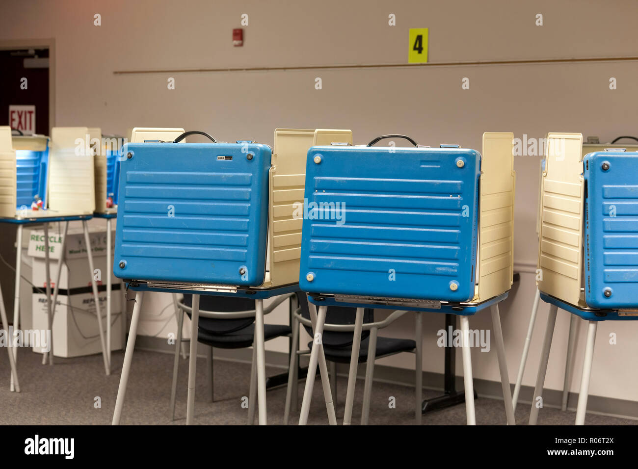 Vuoto cabine di voto durante il 2018 elezioni intermedia - Virginia, Stati Uniti d'America Foto Stock