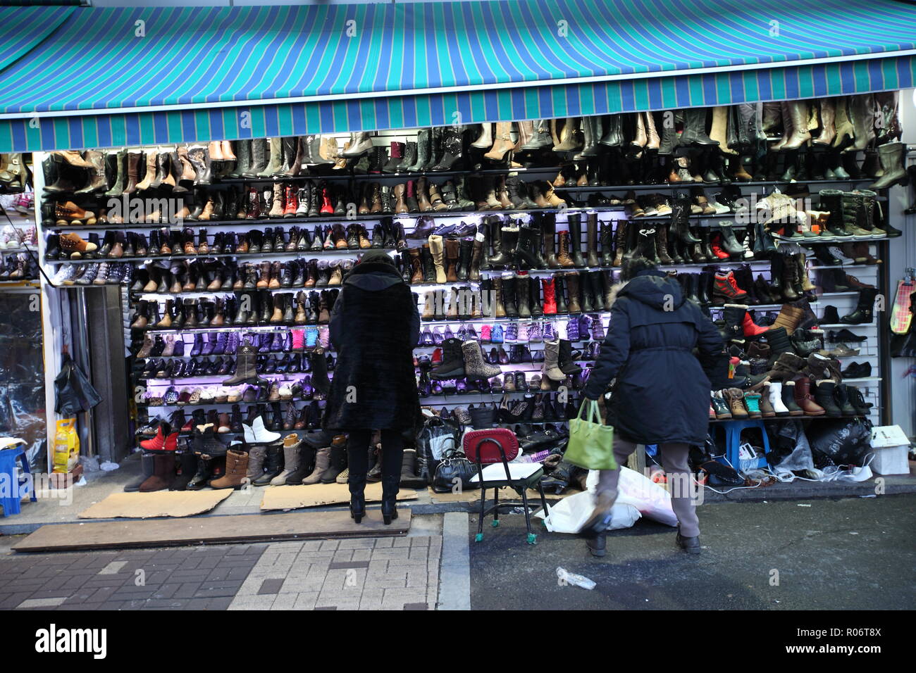 Facciata di un negozio di scarpe sulla strada di Seoul, Corea del Sud Foto Stock