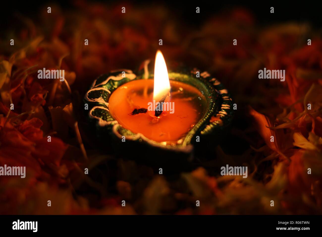 Isolato diya decorate con fiori per la celebrazione del Diwali e dhanteras Foto Stock