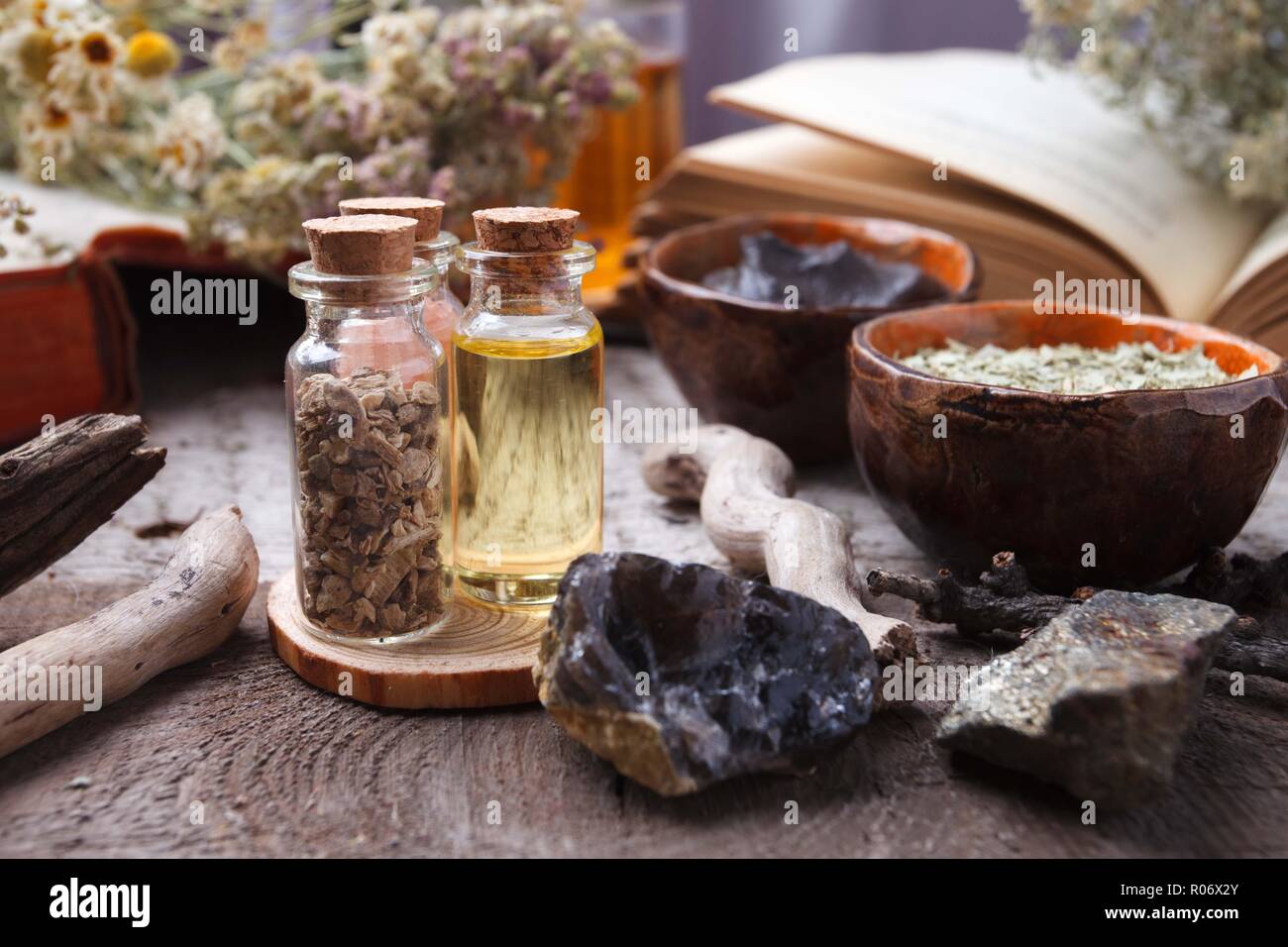 Preparazione cosmetica fango nero maschera su vintage sfondo di legno. Autentica alternativa di argilla per il viso sul tavolo con sale marino, prodotti spa. Cosmet naturale Foto Stock