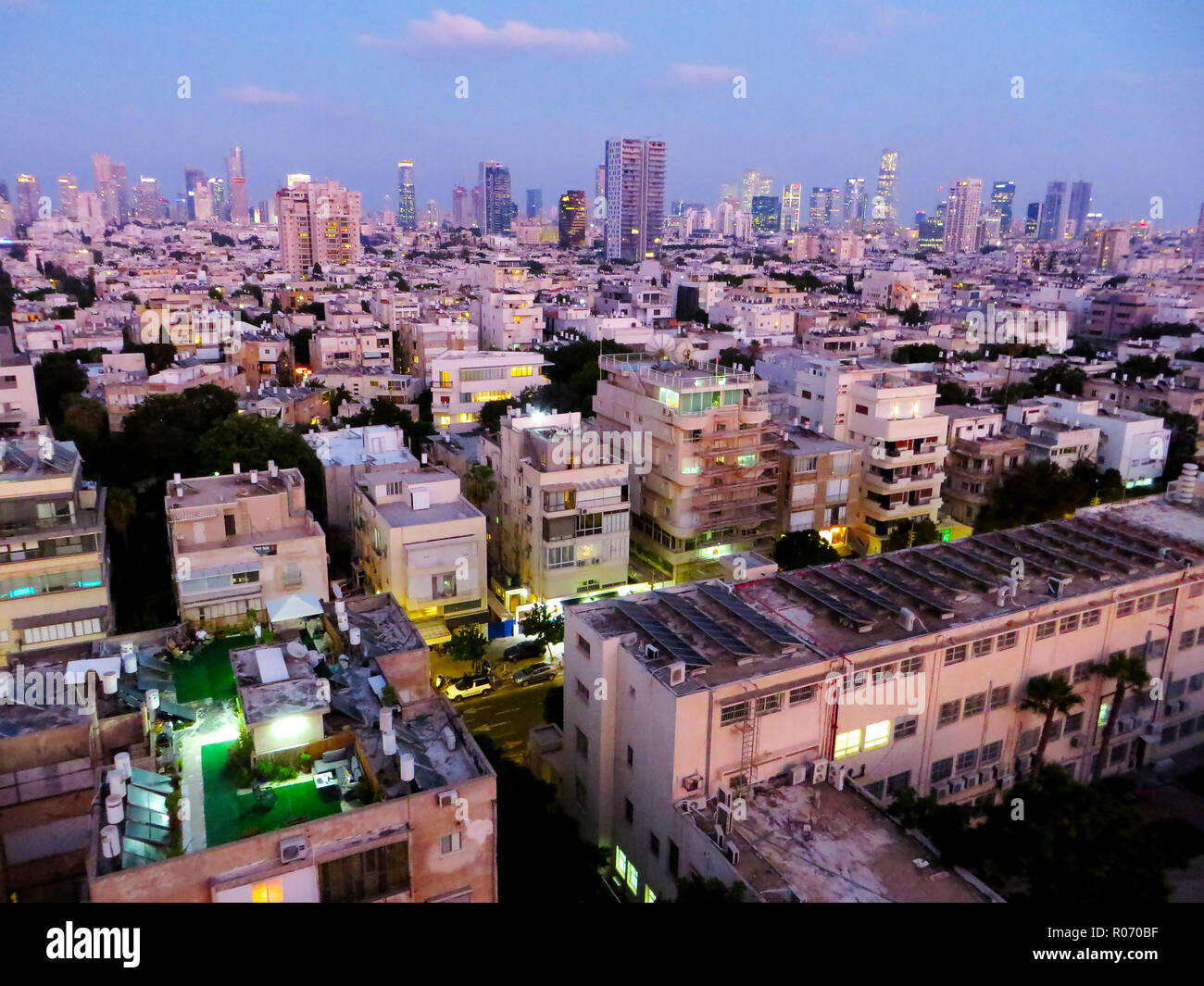 Panorama della città di Tel Aviv con grattacieli di nuovi quartieri della città e le zone residenziali. Estate del 2018 Foto Stock