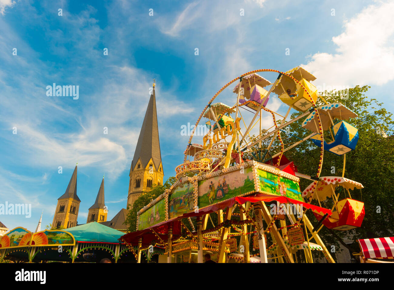 Bella immagine di giostre e Cattedrale di Bonn, Germania Foto Stock