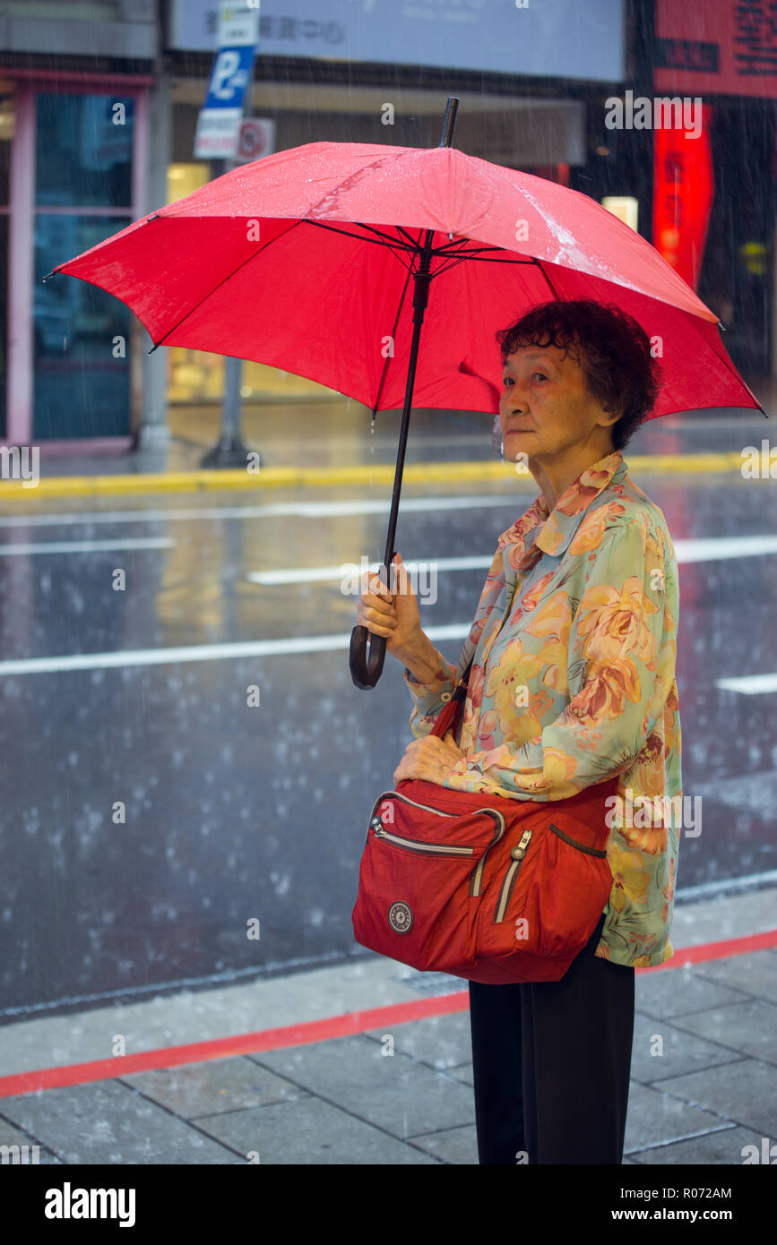 Taipei City, Taiwan - Giugno 26,2018: Street in heavy rain Foto Stock