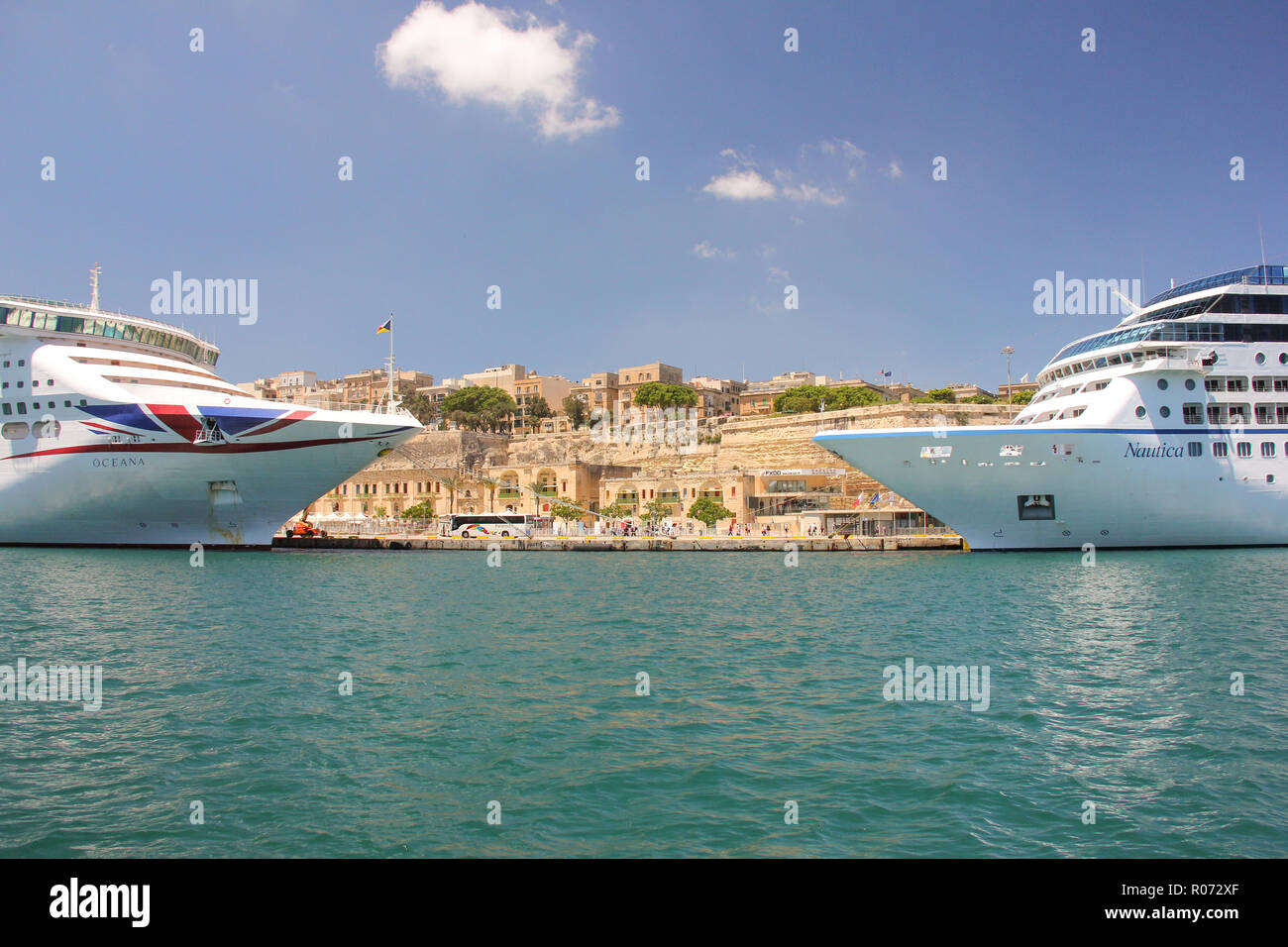 La Valletta, Malta - Maggio 2018: due grandi navi da crociera Oceana e Nautica ancorato nel porto di giornata di sole Foto Stock