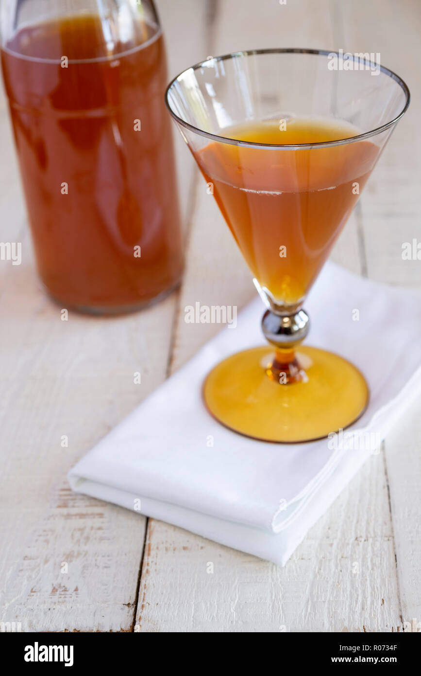 Un bicchiere di kombucha fatti in casa - una bevanda ottenuta dalla fermentazione del tè. Foto Stock