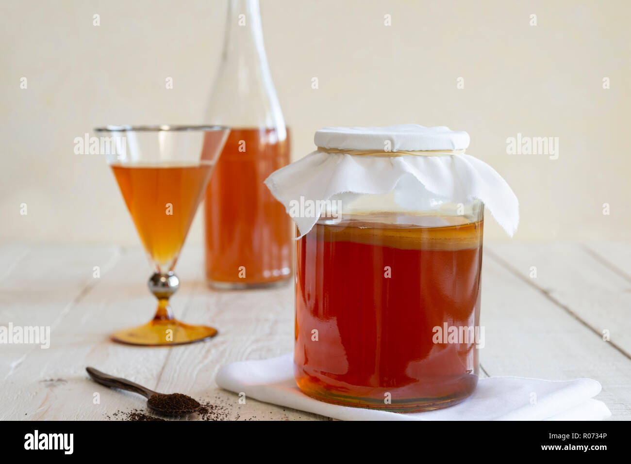 Fare in casa il Kombucha - fermentazione di tè in un vasetto di vetro con un SCOBY. Foto Stock
