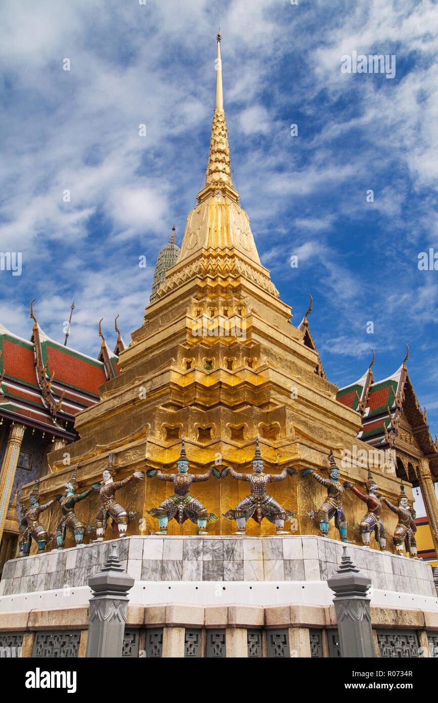 Southern Golden Chedi di Wat Phra Kaew, Bangkok, Thailandia. Foto Stock