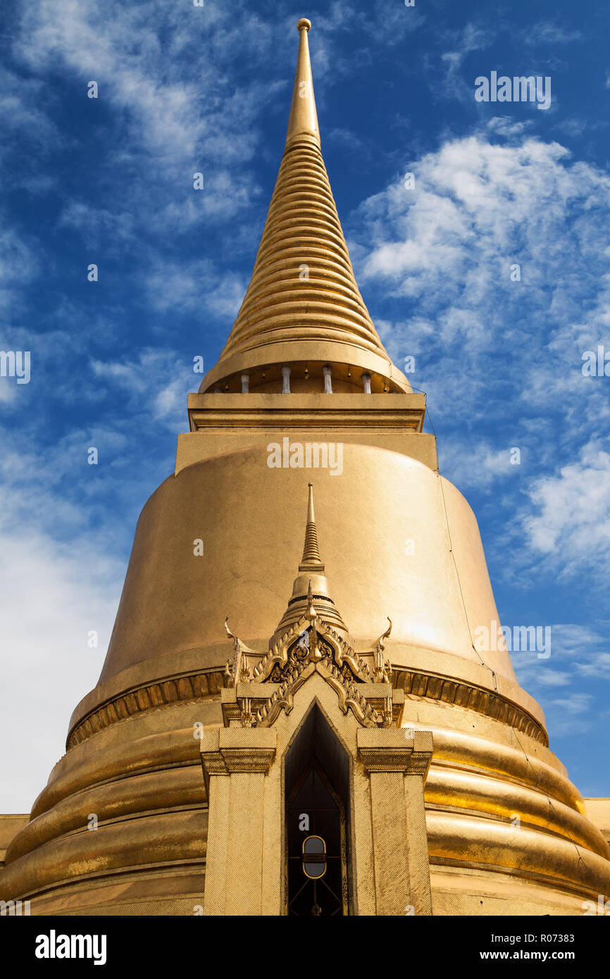 Golden Chedi di Wat Phra Kaew, Bangkok, Thailandia. Foto Stock