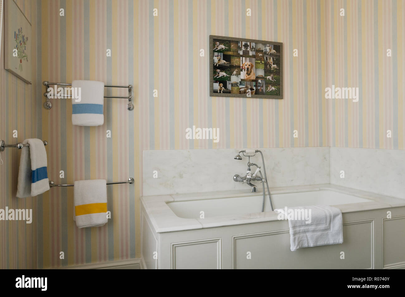 Vasca da bagno con carta da parati a strisce Foto Stock